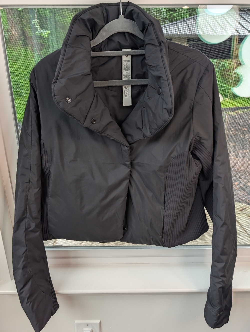 Lululemon Women's Black Puffer Crop Jacket - Lightweight Insulated Coat